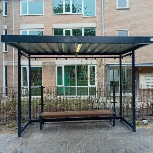 Bushokje Palermo 35 Bushokje Palermo RAL 7012 met zitbank en LED verlichting geplaatst in Udenhout